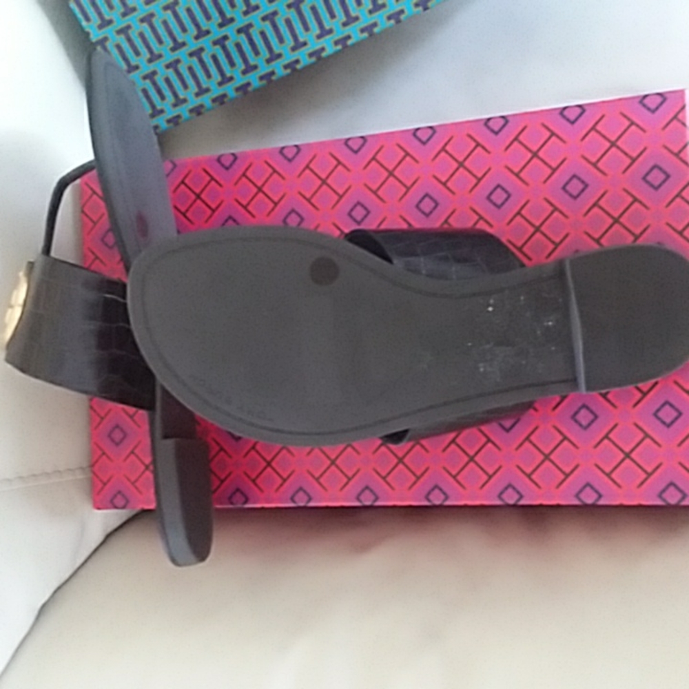 Tory Burch Black Gold Logo Leather Thong Sandals - Picture 4 of 5